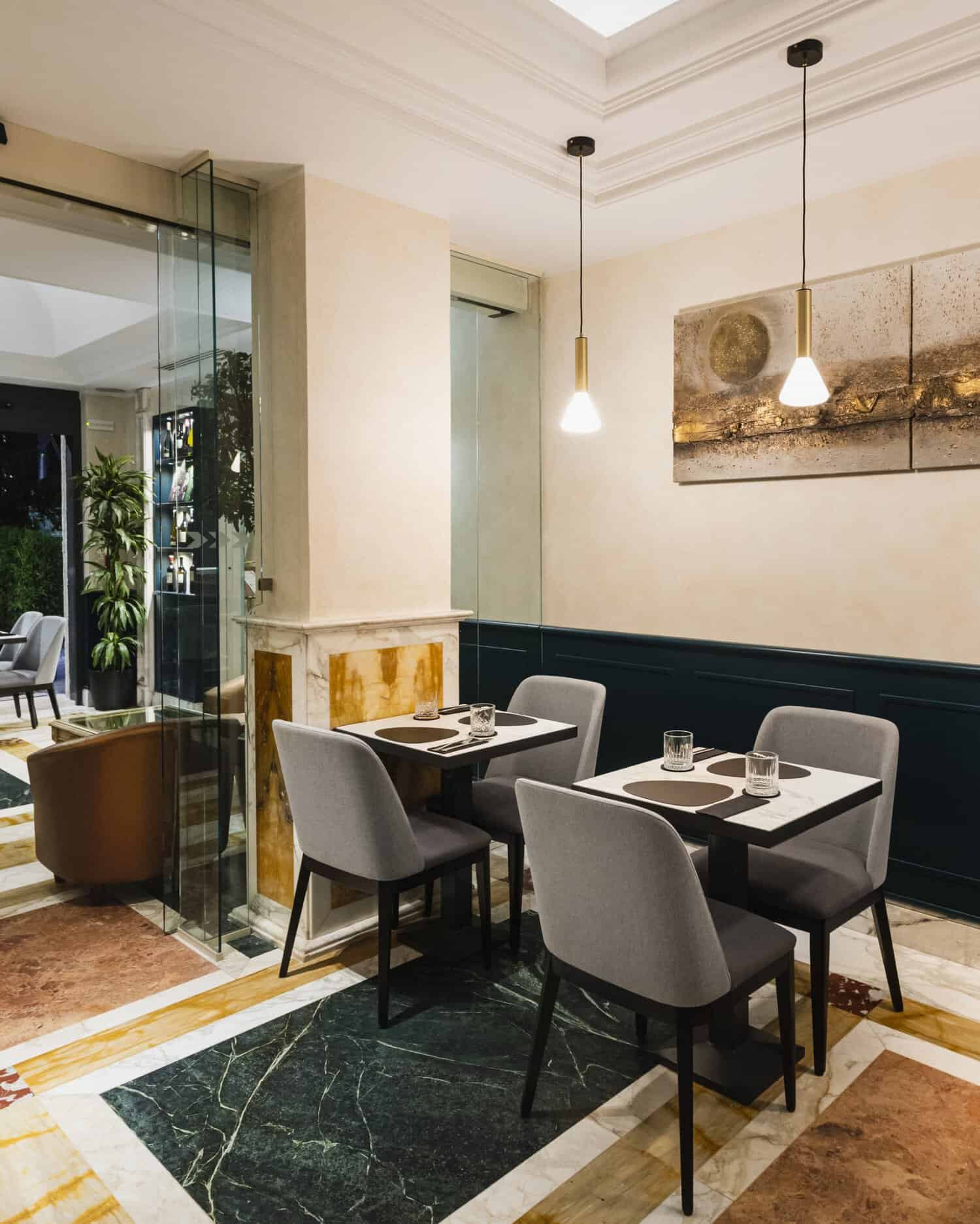 Table and chairs in the elegant restaurant Ramo Bistrot